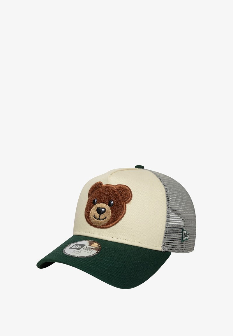 Berretto con parte frontale crema, visiera verde e lati in rete grigia. Presenta un volto di orso ricamato in marrone con occhi neri.