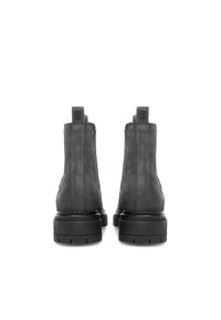 Botas de tobillo de ante negro con una textura suave, que presentan una punta redonda, lengüetas y suelas de goma gruesas para ofrecer estabilidad.
