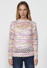 Pull en tricot avec un motif ajouré multicolore dans des teintes pastel, col rond, et bords côtelés aux poignets et à l'ourlet.