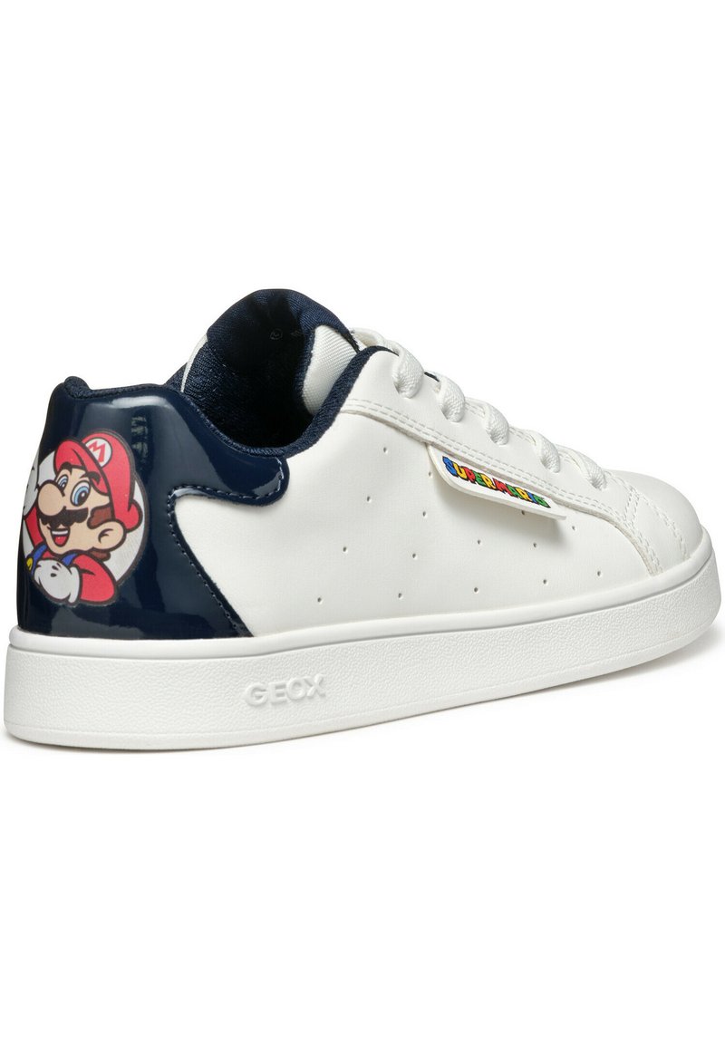 Baskets en cuir blanc avec des accents bleu marine, côtés perforés et un graphique de personnage de dessin animé sur le talon. Présente une semelle texturée.