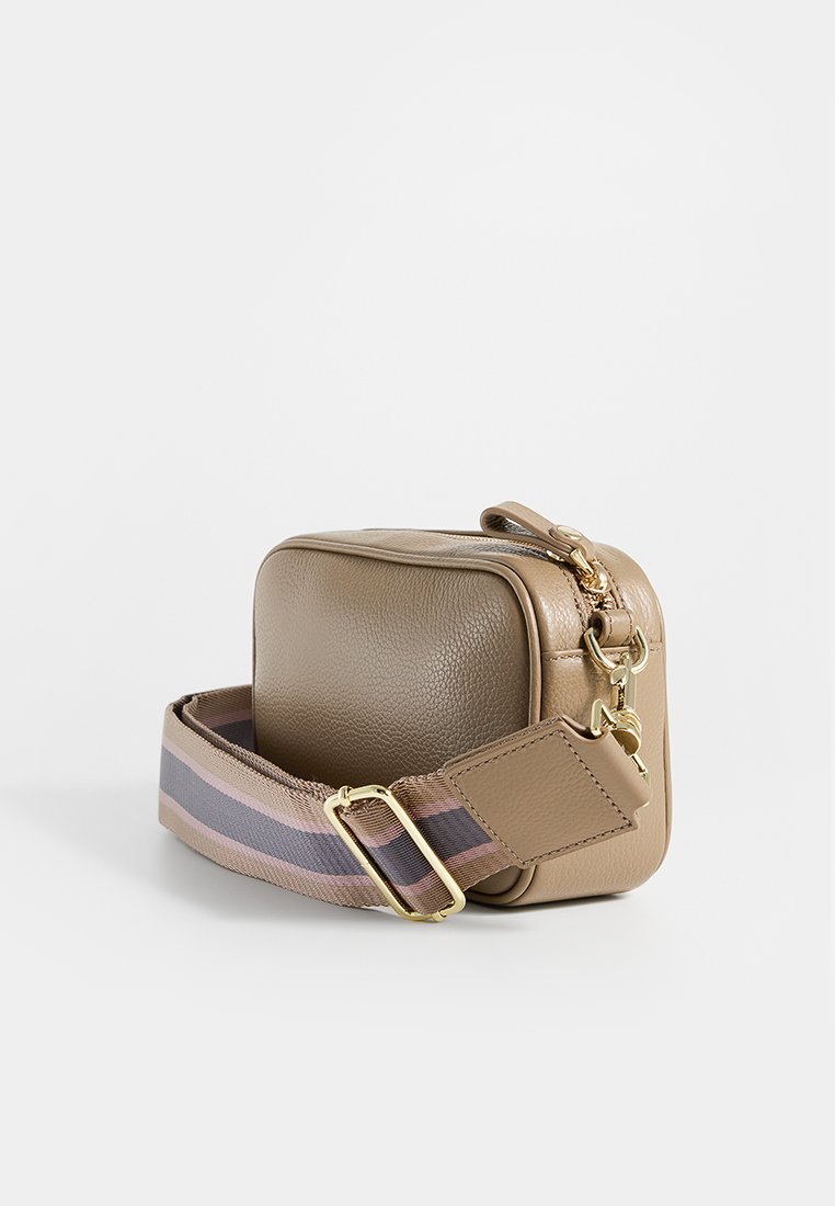 Hellbraune Leder-Crossbody-Tasche mit einer strukturierten Oberfläche; ausgestattet mit einem gestreiften, verstellbaren Schultergurt und goldenen Hardware-Akzenten. Kompakte, rechteckige Form.
