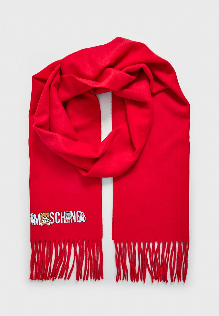 Roter Schal aus weichem Material mit Fransenenden. Beinhaltet verspielte Grafiken eines Teddybären und von Robotern, mit dem Markennamen "MOSCHINO".