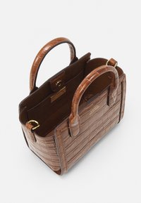 Brązowa torebka ze skóry z tłoczeniem krokodyla, z dwoma uchwytami, otwartym wierzchem, złotymi akcesoriami i logiem "LAUREN RALPH LAUREN" z przodu.