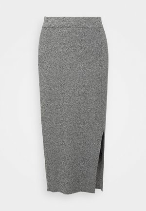 Jupe midi en tricot gris avec une silhouette ajustée, présentant une fente latérale pour faciliter le mouvement et une finition texturée.