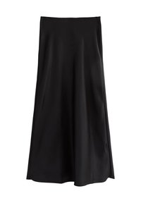 Jupe maxi en satin noir avec une texture lisse, un design évasé et une coupe à la cheville. Elle présente un style simple et sans ornements.