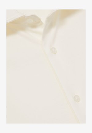 Cămașă albă elegantă, prim-plan care arată gulerul și nasturii pe un fundal de material neted.