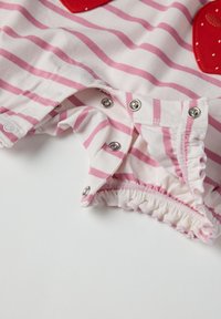 Gestreepte roze en witte bodysuit met drukknoopsluitingen en ruches, voorzien van een grote rode applicatie in de vorm van een aardbei.