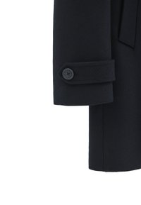 Detalj av en svart ullkappa som har en slät yta, en manschett med knappstängning och en ren, rak silhuett.