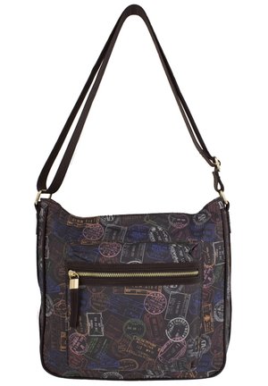 Donkere crossbodytas met verstelbare riem, voorvak met ritssluiting en kleurrijke reispasstempelpatronen die het oppervlak bedekken.