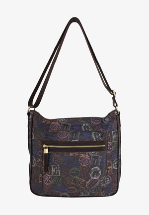 Borsa tracolla scura con tracolla regolabile, tasca frontale con cerniera e motivi colorati di timbri di viaggio che coprono la superficie.