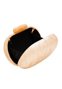 Clutch bag con motivo marmorizzato in morbidi toni pesca, caratterizzata da una forma arrotondata, foderatura interna nera e una chiusura trasparente con manico superiore.
