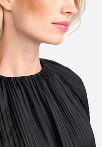 Rich & Royal MIT KNOPFVERSCHLUSS AM RÜCKEN - Bluse - black