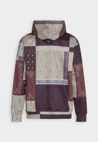 Mikina s kapucí s patchworkovým designem v béžové, burgundské a černé barvě s dekorativními vzory a hladkou texturou.
