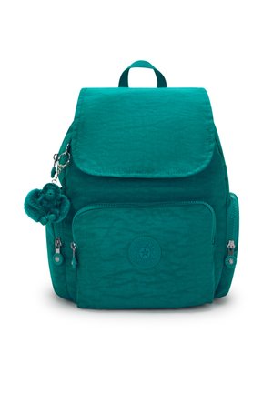 Türkisfarbener Rucksack mit strukturierter Oberfläche, Überschlagklappe, Frontreißverschlusstasche und einem plüschigen Affen-Schlüsselanhänger. Mit Markenlogo auf der Vorderseite.