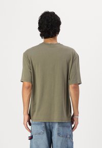 Guess Originals PRINTED BAKER  - T-shirts med print - olive mourning
