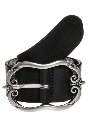 Zwarte leren riem met een decoratieve zilveren metalen gesp met krulmotieven. De riem heeft een gladde textuur en zichtbare stiksels.