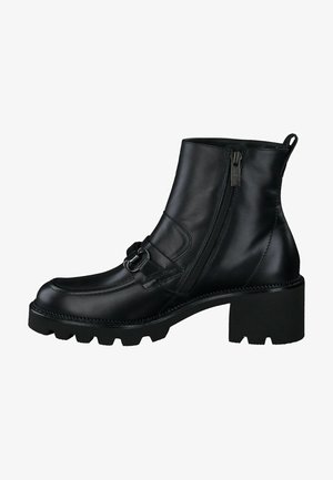Botas de cuero negro hasta el tobillo con cremallera lateral, tacón grueso negro, detalle de hebilla decorativa y suela texturizada con tracción.