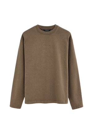 Sudadera de manga larga color verde oliva con cuello redondo, logo discreto de la marca en el pecho y cuello acanalado, mostrada sobre un fondo blanco.