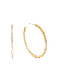 Pendientes de aro de oro que presentan una fila de pequeñas gemas transparentes a lo largo del borde exterior. Forma circular elegante con un acabado pulido.