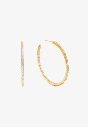 Pendientes de aro de oro que presentan una fila de pequeñas gemas transparentes a lo largo del borde exterior. Forma circular elegante con un acabado pulido.