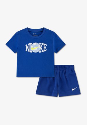 Conjunto azul de Nike para niño pequeño con camiseta de manga corta que presenta una pelota de fútbol y el logo de la marca, acompañado de pantalones cortos azules a juego con el swoosh blanco.