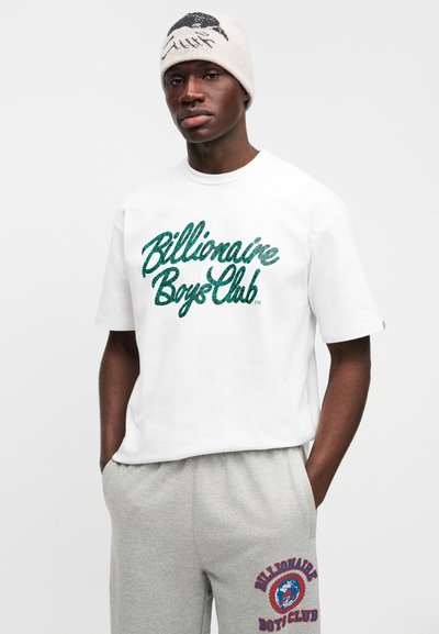 Λευκό βαμβακερό t-shirt με πράσινο λαμπερό λογότυπο "Billionaire Boys Club". Συνδυάζεται με γκρι φόρμα με πολύχρωμο λογότυπο λεπτομέρειας.