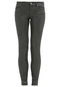 Pantalon en cuir vert foncé coupe slim avec fermeture à bouton et fermeture éclair, poches avant et arrière, et passants pour ceinture.