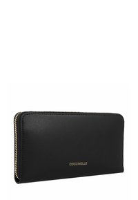 Zwarte leren portemonnee met een gladde afwerking, voorzien van een gouden rits en het geperste merkje "COCCINELLE" aan de voorkant. Rechthoekige vorm.