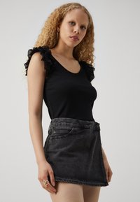 GAP RUFFLE - T-shirts med print - black