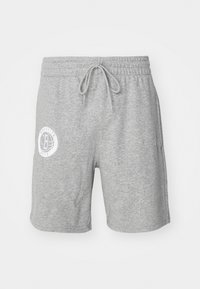Pilki medvilniniai sportiniai šortai su elastinga juosta, raišteliu, šoninėmis kišenėmis ir baltu apskritimu su "Brooklyn Nets" logotipu kairėje šlaunyje.