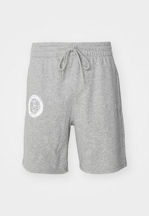 Shorts de sport en coton gris avec une taille élastique, un cordon de serrage, des poches latérales et un logo circulaire blanc "Brooklyn Nets" sur la cuisse gauche.