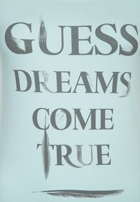 Hellblaues Kurzarmshirt mit dem Text "GUESS DREAMS COME TRUE" in Dunkelgrau, verziert mit Federakzenten und einer glatten, glänzenden Textur.