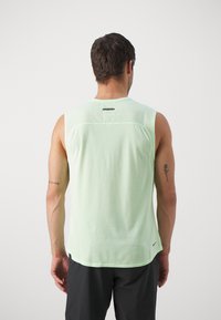 Nike Performance SOLAR CHASE TRAIL - Μπλούζα - vapor green/neutral olive/black