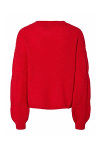 Czerwony dzianinowy sweter z długimi, szerokimi rękawami ozdobionymi teksturowanym wzorem warkocza. Okrągły dekolt i miękki, puszysty materiał. Widok od tyłu.