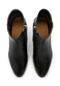 Botine negre la glezna, din piele netedă, cu vârfuri ascuțite, închidere cu fermoar pe laterale și un design minimalist, fără modele sau accente.