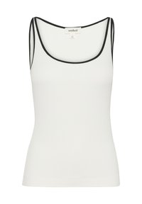 Weißes Tanktop aus weichem Stoff, mit einem runden Halsausschnitt und schwarzem kontrastierendem Saum entlang der Kanten und Träger. Keine sichtbaren Muster.