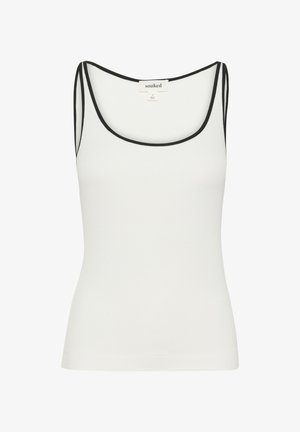 Canotta bianca realizzata in morbido tessuto, con scollatura a barca e bordi e spalline a contrasto neri. Nessun motivo visibile.
