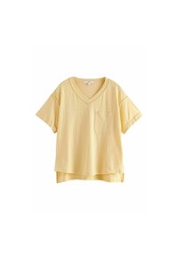 Žuta V-neck majica s kratkim rukavima, mekane teksture, s prednjim dzepom i opuštenim krojem, s malo dužim stražnjim rubom.