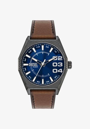 Sechseckige Diesel-Metall-Uhr mit blauem Zifferblatt, großen Ziffern 2, 3, 4, weißen Stundenmarkierungen und braunem Lederarmband.