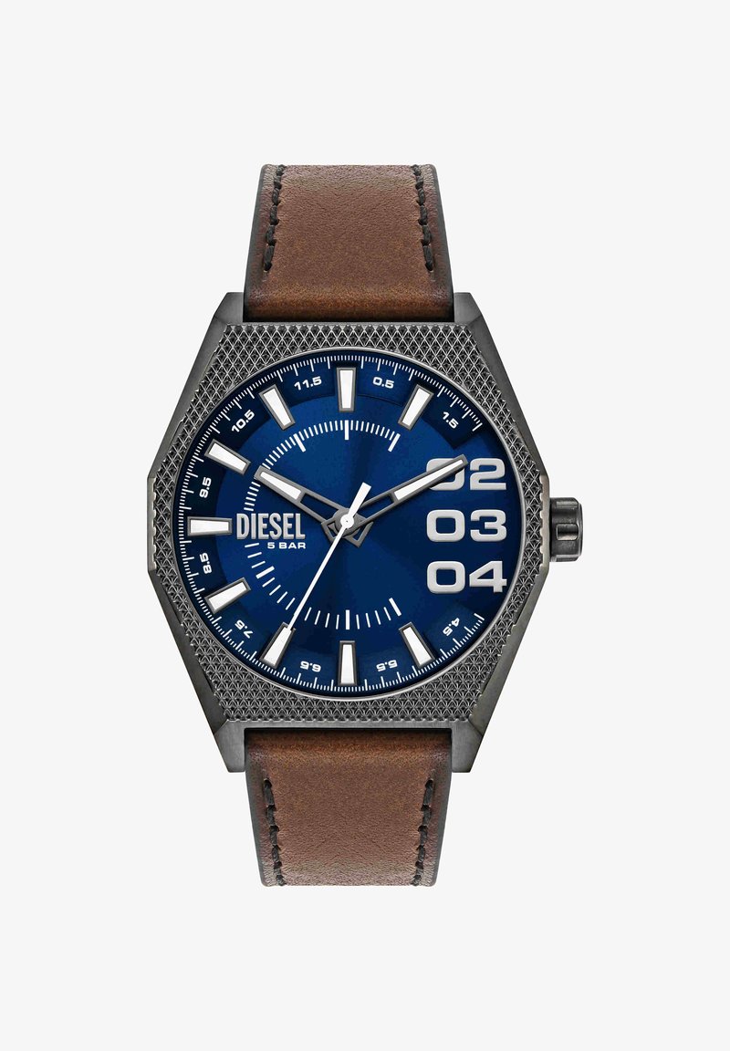 Montre Diesel hexagonale en métal avec cadran bleu, grands chiffres 2, 3, 4, index blancs et bracelet en cuir marron.