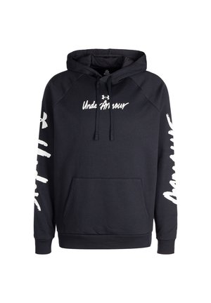 Zwarte Under Armour hoodie met wit logo en tekst op de borst en mouwen, voorkantzak en capuchon met trekkoord.