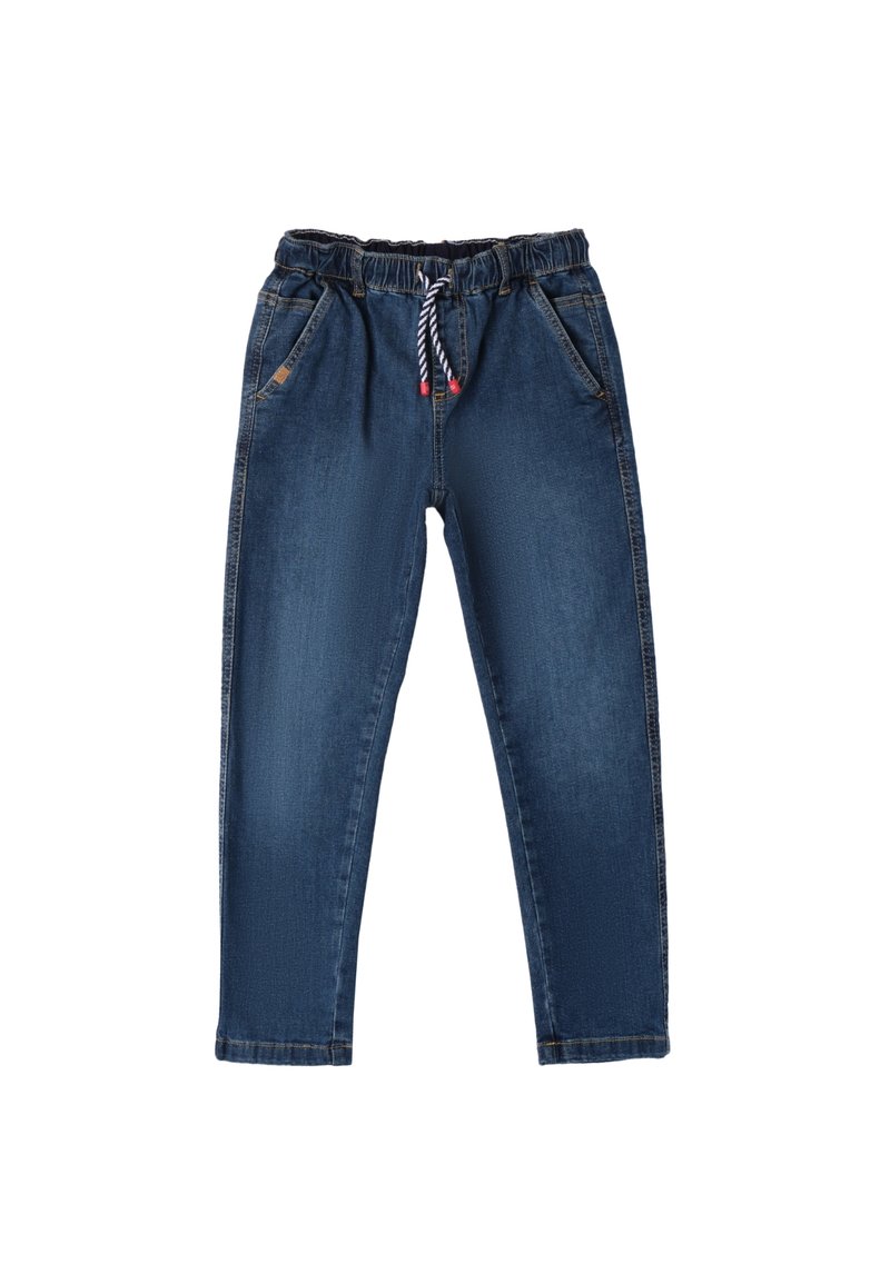 Pantalones jogger de mezclilla en azul oscuro, con cintura elástica, cordón con acentos rojos y dos bolsillos laterales. Textura suave.