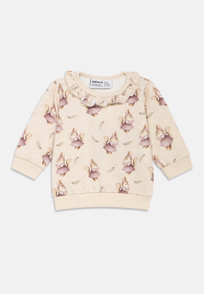 Sudadera de color beige claro con cuello ondulado, estampada con ardillas juguetonas vestidas de púrpura y acentos florales. Tejido suave y texturizado.
