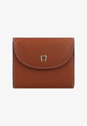 Portafoglio in pelle marrone con una texture granulosa, chiusura a patta curva e cuciture bianche. Presenta un dettaglio logo metallico sulla parte anteriore.