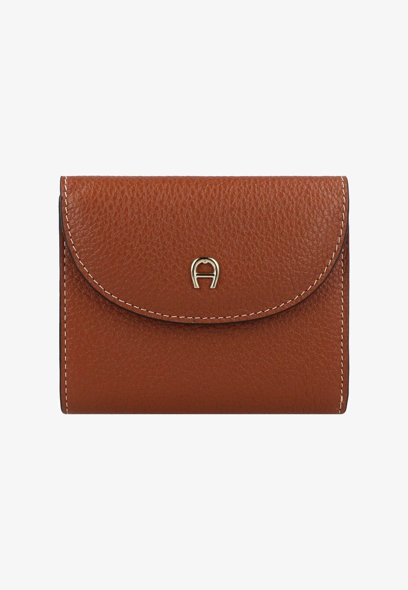 Braune Lederbrieftasche mit genarbter Textur, geschwungenem Klappverschluss und weißen Nähten. Verfügt über ein metallisches Logo-Element auf der Vorderseite.