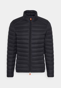 Czarna kurtka puchowa z kołnierzem stojącym, pikowaną teksturą i pomarańczowym suwakiem. Posiada pełny zamek z przodu i dopasowane mankiety.