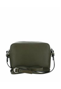 Sac bandoulière vert olive en matériau texturé, de forme rectangulaire, avec une bandoulière réglable et un design minimaliste. Aucun élément en métal visible.