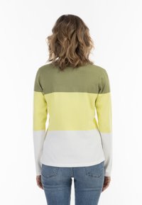 Maglione a maglia con maniche lunghe, caratterizzato da strisce orizzontali verdi, gialle e bianche. Texture morbida, scollatura tonda e dettagli minimi.