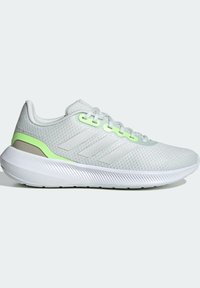 Chaussure de sport gris clair avec semelle blanche, accents subtils verts néon, texture en mesh et trois bandes latérales, vue de profil.