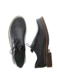 Schwarze Lederschuhe mit glatter Oberfläche, runder Zehenform, Schnürdesign und braunem Holzabsatz. Subtile Nähte entlang der Kanten.